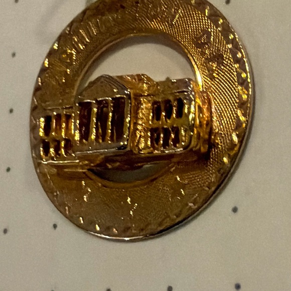 Gold Washington D.C. Pendant - Picture 4 of 7